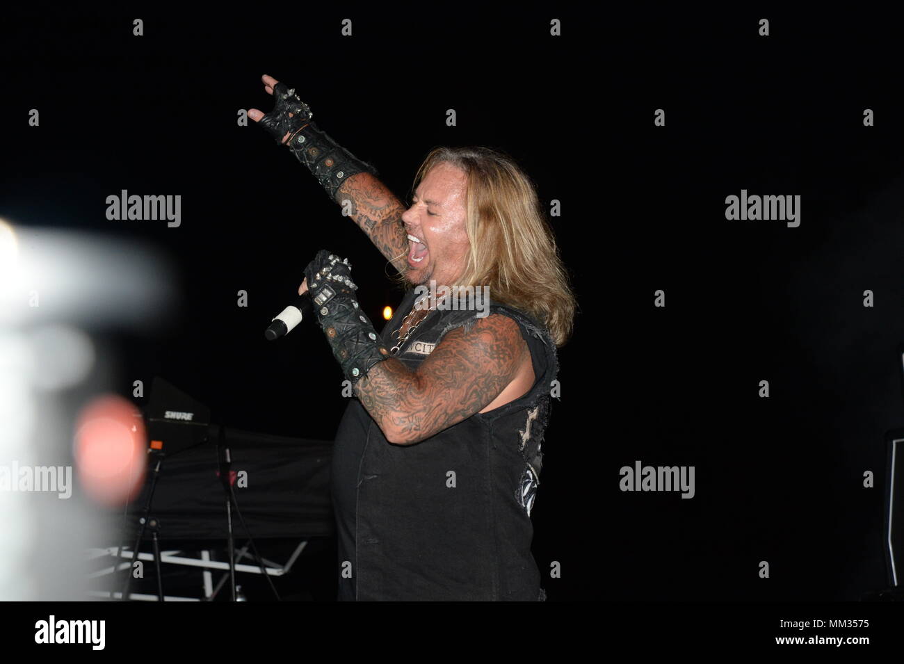 LOS ANGELES (sept. 2, 2017) de Vince Neil le groupe de rock "Motley Crue" effectue au cuirassé Iowa Museum au cours de la deuxième semaine de la flotte de Los Angeles. LA Fleet Week est l'occasion pour le public américain pour satisfaire leur marine, Marine Corps et la Garde côtière et de l'expérience de l'équipe America's sea services. Au cours de la semaine de la flotte, les militaires participeront à divers événements de service communautaire, vitrine de l'équipement et les capacités de la communauté, et profitez de l'hospitalité de Los Angeles et ses environs ont à offrir. (U.S. Photo par marine Spécialiste de la communication de masse 1re classe Ronald Gut Banque D'Images