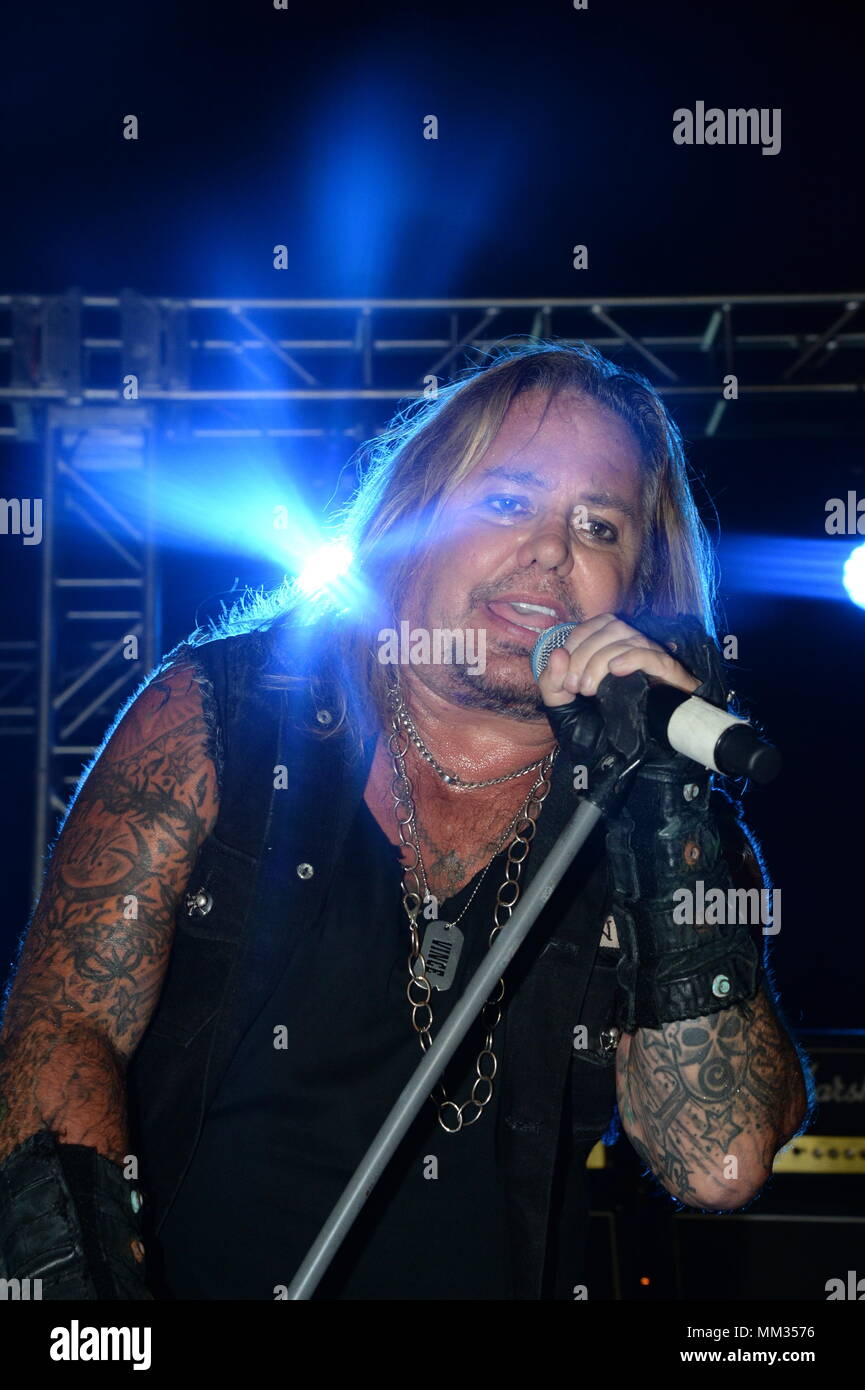 LOS ANGELES (sept. 2, 2017) de Vince Neil le groupe de rock "Motley Crue" effectue au cuirassé Iowa Museum au cours de la deuxième semaine de la flotte de Los Angeles. LA Fleet Week est l'occasion pour le public américain pour satisfaire leur marine, Marine Corps et la Garde côtière et de l'expérience de l'équipe America's sea services. Au cours de la semaine de la flotte, les militaires participeront à divers événements de service communautaire, vitrine de l'équipement et les capacités de la communauté, et profitez de l'hospitalité de Los Angeles et ses environs ont à offrir. (U.S. Photo par marine Spécialiste de la communication de masse 1re classe Ronald Gut Banque D'Images