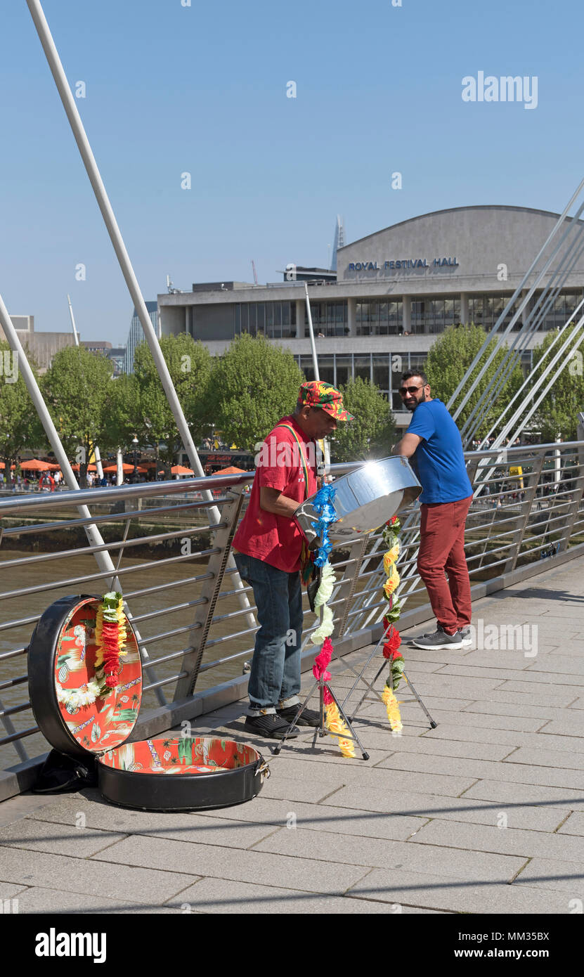 Hungerford bridge, London UK. En 2018. Musicien ambulant jouant un tambour en acier la passerelle à Hungerford Pont vers la rive sud Banque D'Images Hungerford bridge, London UK. En 2018. Musicien ambulant jouant un tambour en acier la passerelle à Hungerford Pont vers la rive sud Banque D'Images