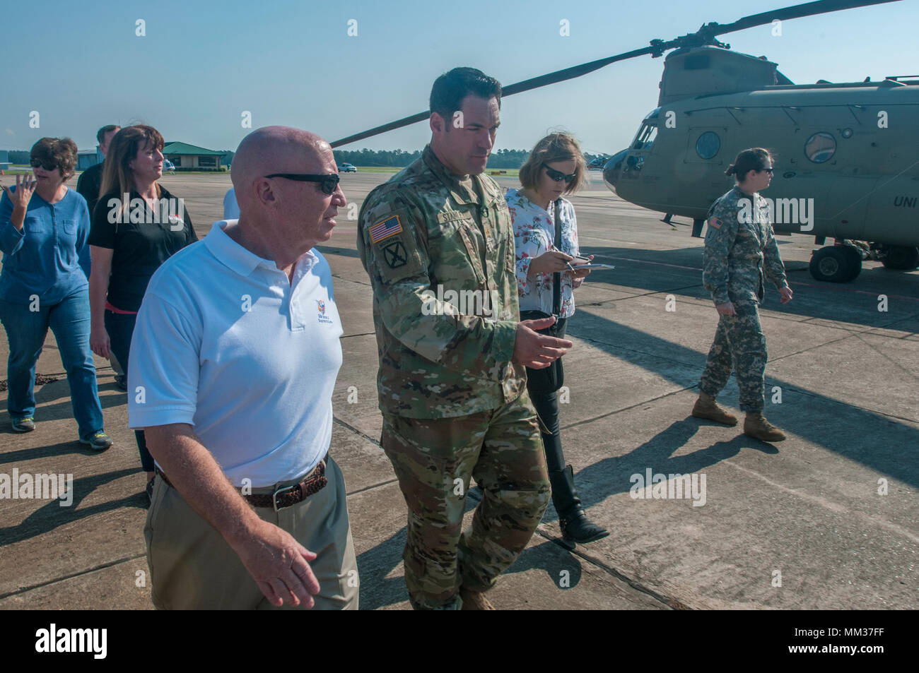 Réserve de l'armée américaine, commandant de la Force opérationnelle de l'Aviation Le Major Adam Stanley, 11e Brigade d'aviation de combat expéditionnaire, mémoires le congressiste Kevin Brady, 8ème arrondissement, au Texas, sur l'ouragan Harvey et le maintien de la paix et de secours en eau d'habitants coupée par les inondations dans le comté d'Orange, de Conroe, au Texas, le 4 septembre. Le député a bien servi le 8e District du Texas, la région la plus durement touchée par les inondations, depuis 1997 et est l'actuel président de la Chambre du comité des voies et moyens. (U.S. Réserve de l'armée photo : Capt loyaux) Auterson Banque D'Images