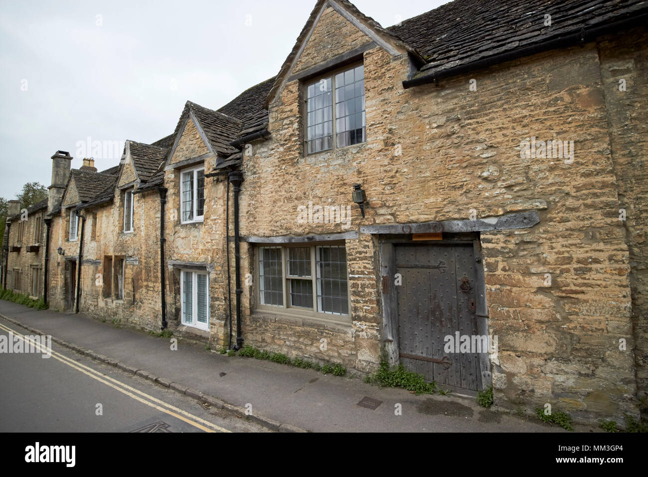 Construit en pierre historique ancien en pierre et toit de tuiles cottages dans la rue y compris corbett cottage dans le village de Castle Combe wiltshire england uk Banque D'Images