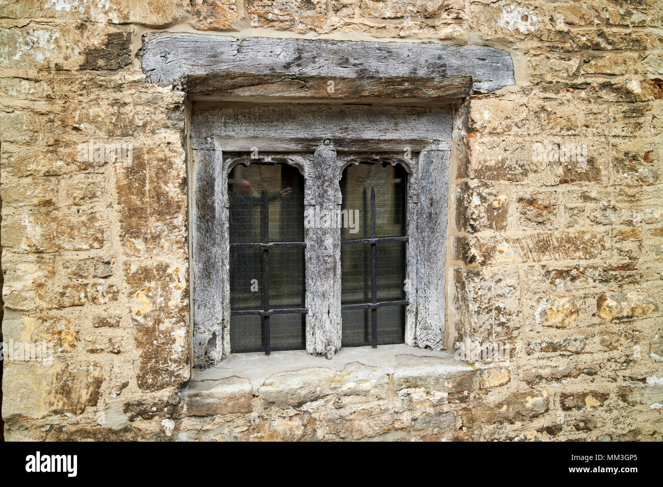 Historique ancienne petite fenêtre en bois en briques rouges château Combe village wiltshire england uk Banque D'Images