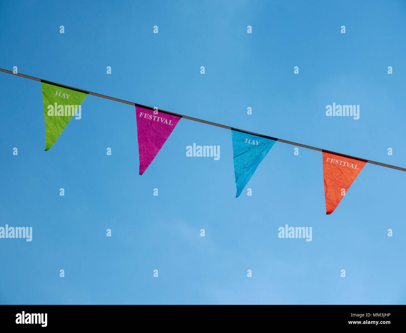 Bunting colorés à Hay-on-Wye publicité Le Hay Festival pour 2018 Banque D'Images