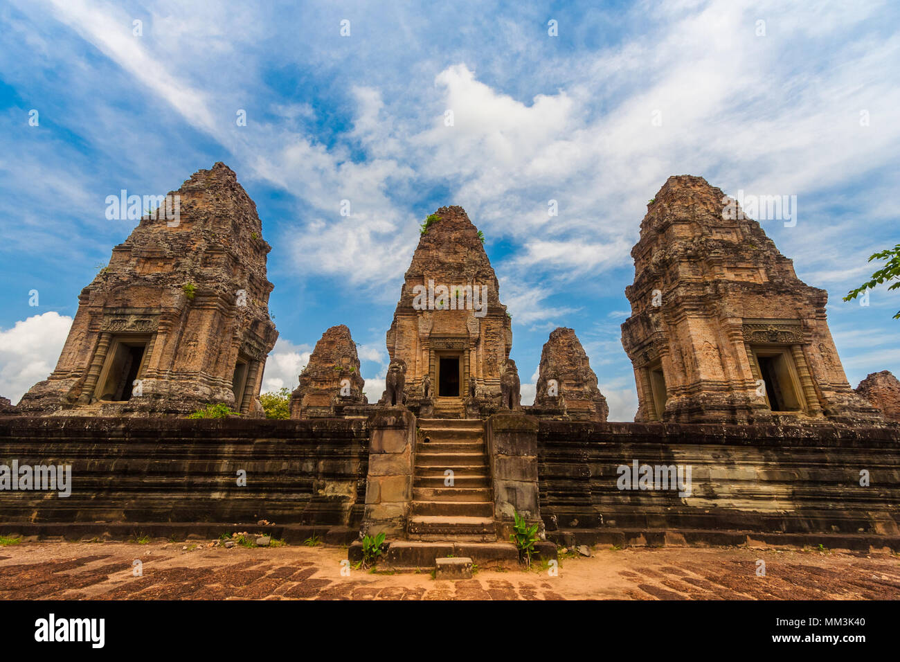 Grande vue de face du sanctuaire intérieur du Cambodge est Mebon temple. L'escalier l'entrée est gardée par deux statues de lion. Banque D'Images