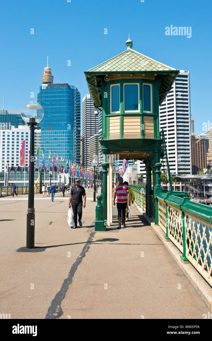 Piétons sur le pont tournant de Pyrmont district de Darling Harbour Sydney Banque D'Images