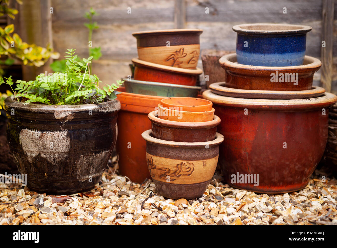 Pots de jardin vide prêt pour l'été les plantes, légumes, herbes ou de la literie. Banque D'Images