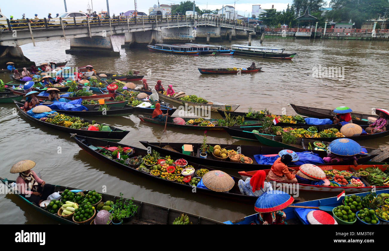 Marché flottant à Banjarmasin city, South Kalimantan, Indonésie. Banque D'Images