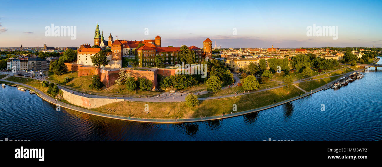 Cracovie, Pologne. Large panorama de l'antenne au coucher du soleil avec château royal de Wawel et de la cathédrale. Loin de la vieille ville et l'ancien quartier juif de Kazimierz. Vistule Banque D'Images