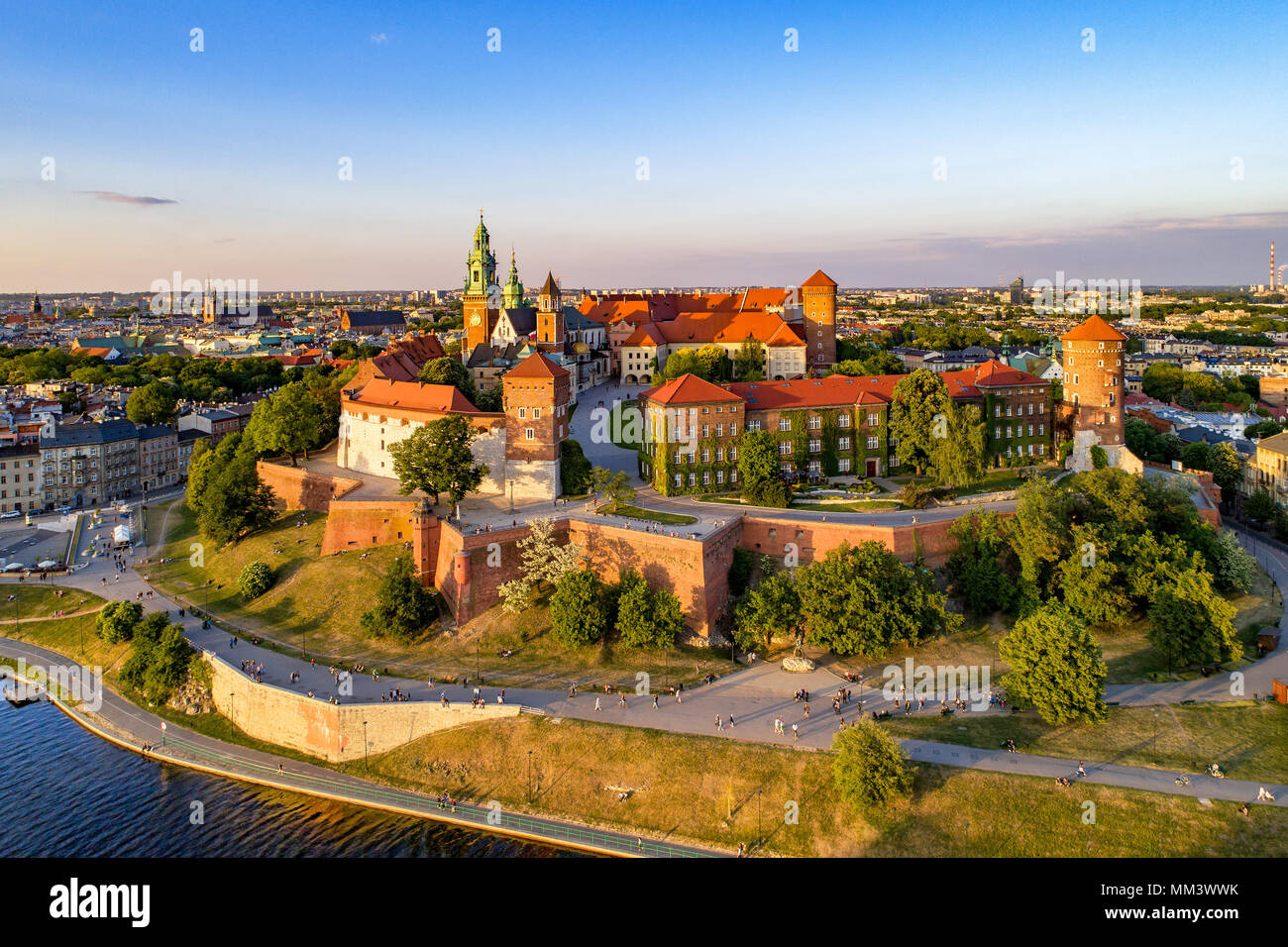 La Pologne. Toits de Cracovie avec la colline de Wawel, La Cathédrale, le Château Royal de Wawel, murs de défense, Vistule, parc, promenade, à quelques personnes. Dans la vieille ville Banque D'Images