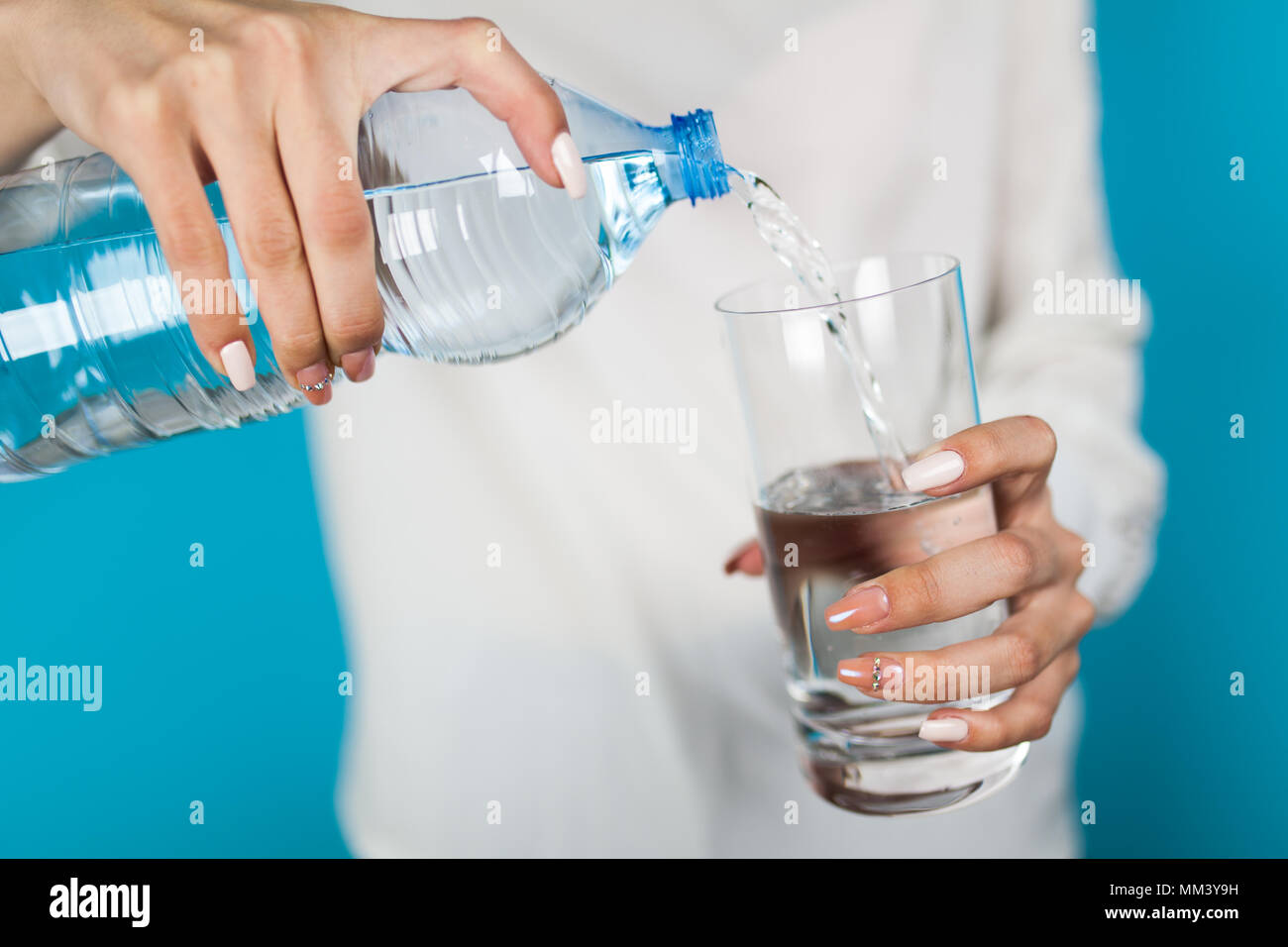 Femme de remplir un verre d'eau Banque D'Images