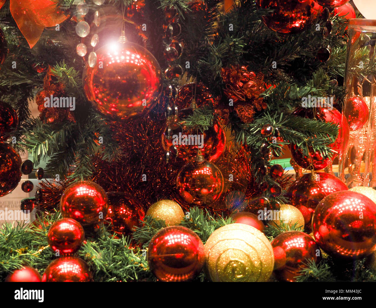 Arbre généalogique de décoration de Noël, Boule de Noël rouge floue. Banque D'Images