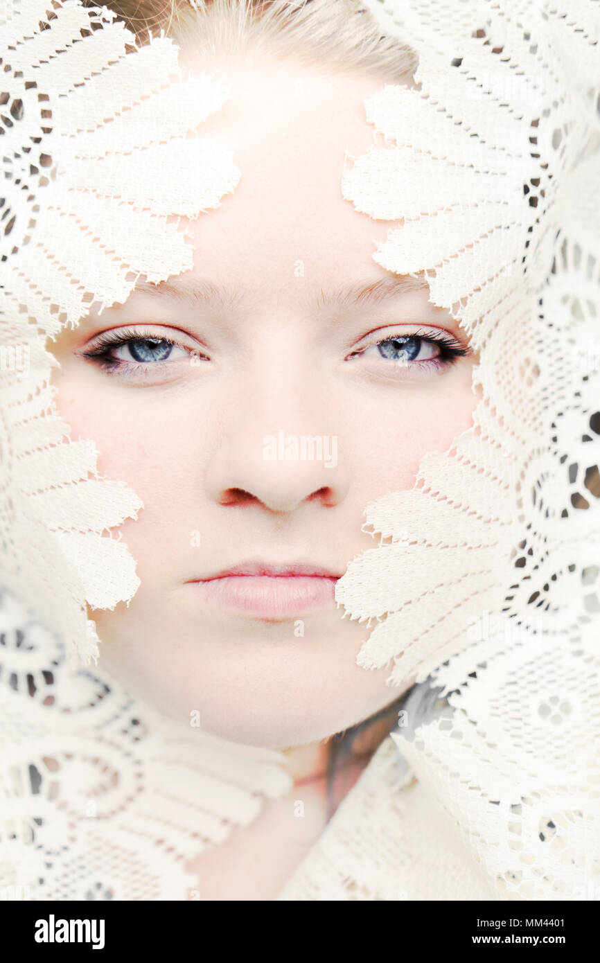 Portrait of young , blonde, peau pâle caucasian woman , visage encadré par la dentelle blanche Banque D'Images