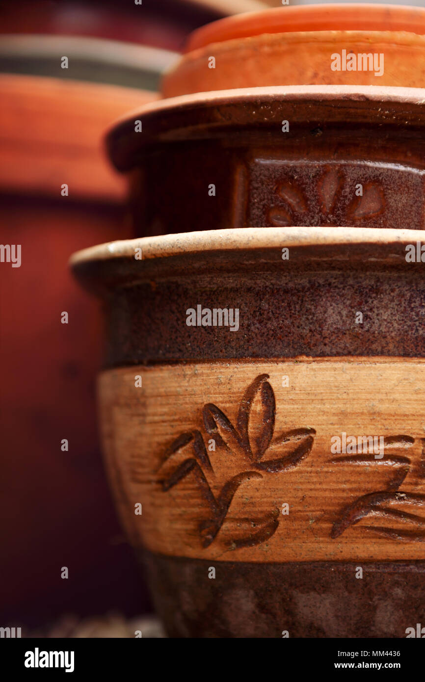 Pots de jardin vide prêt pour l'été les plantes, légumes, herbes ou de la literie. Banque D'Images