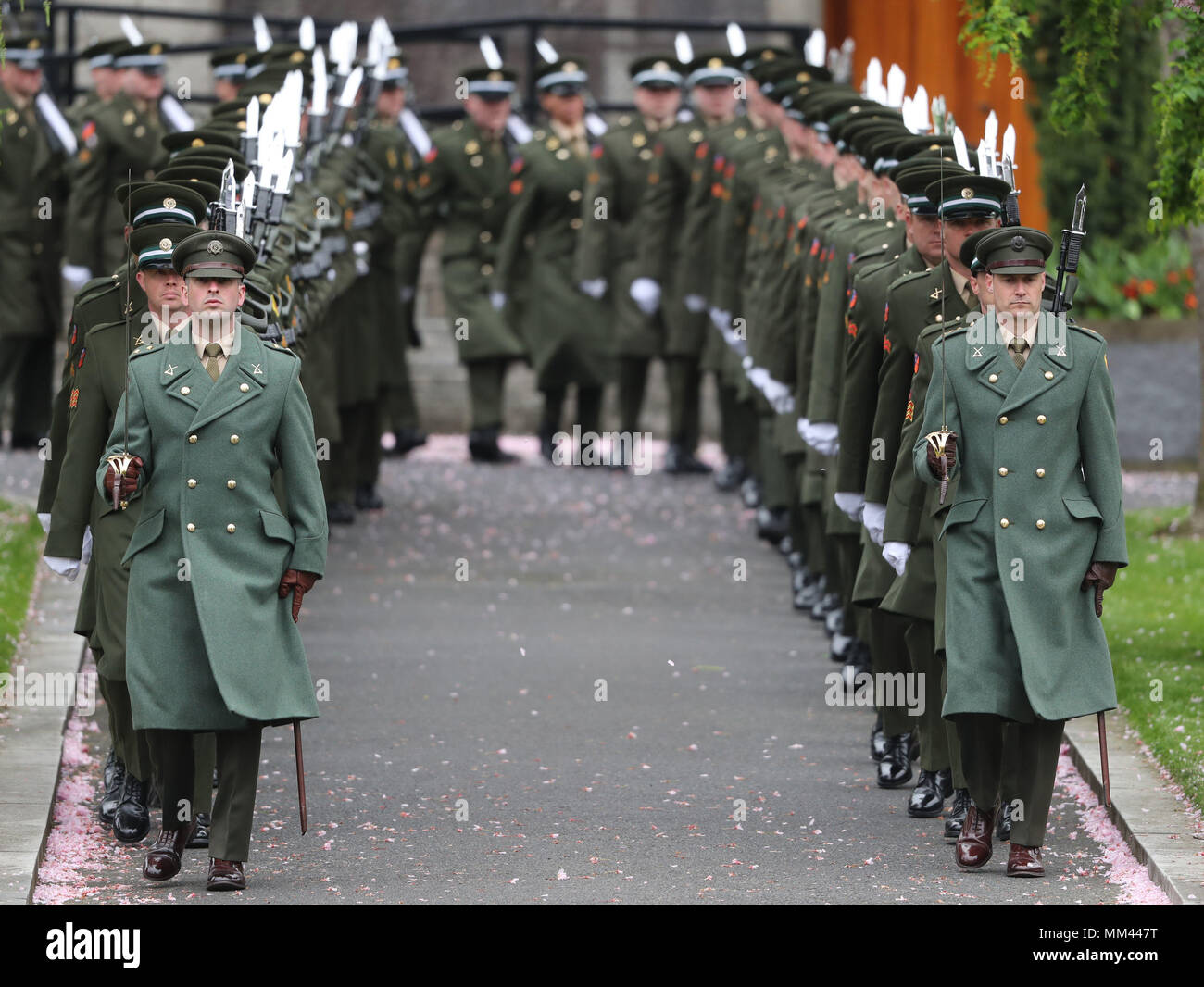 Le personnel des Forces de défense irlandaises participent à une cérémonie religieuse de l'état pour commémorer l'Insurrection de Pâques 1916 les dirigeants à Arbour Hill Cemetery à Dublin. Banque D'Images