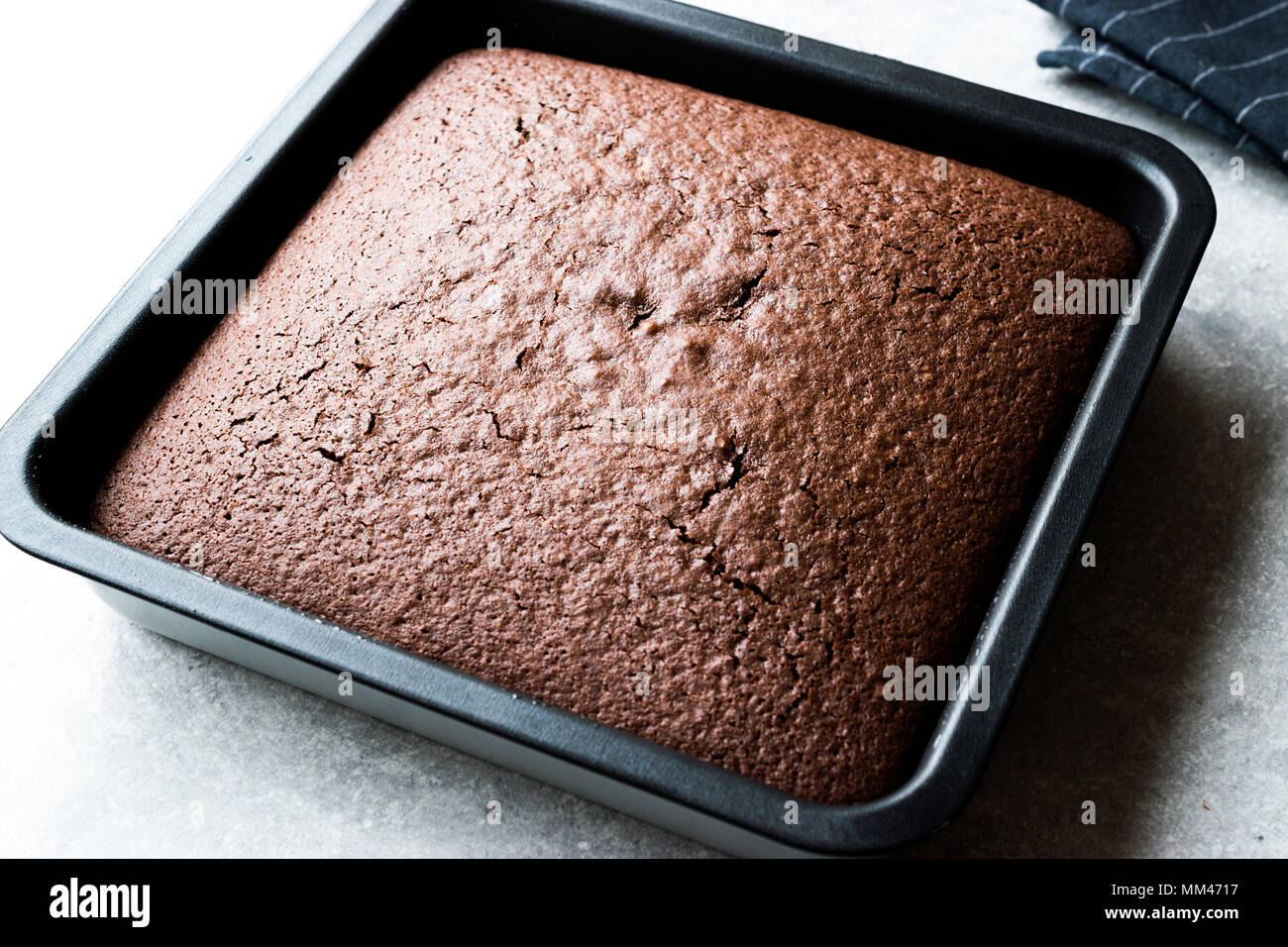 Du Gateau Au Chocolat Dans Le Moule Carre Dessert Maison Photo Stock Alamy Du Gateau Au Chocolat Dans Le Moule Carre Dessert Maison Photo Stock Alamy