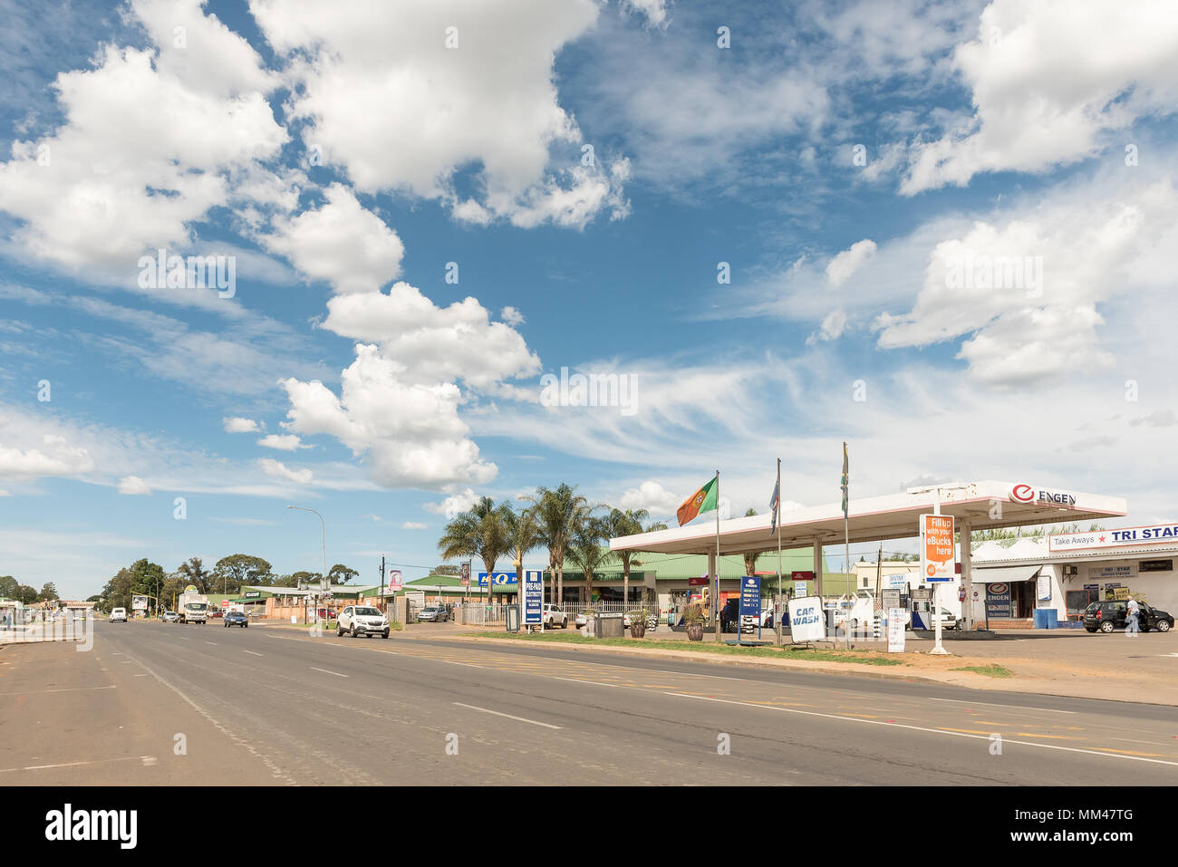 DUNDEE, AFRIQUE DU SUD - le 21 mars 2018 : une scène de rue avec une station d'essence et les véhicules à Dundee dans la province du Kwazulu-Natal Banque D'Images