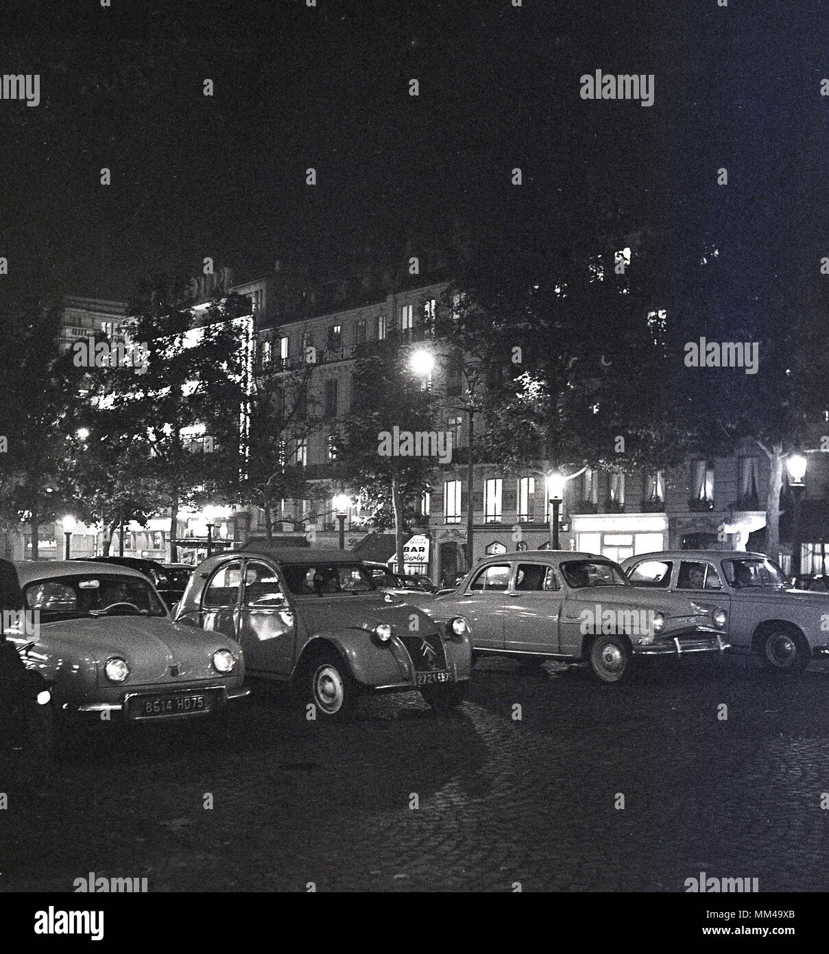 Années 1950, voitures historiques, de l'époque et voitures de l'époque garées à côté de la célèbre avenue, les champs-Elysées, Paris, France. Banque D'Images