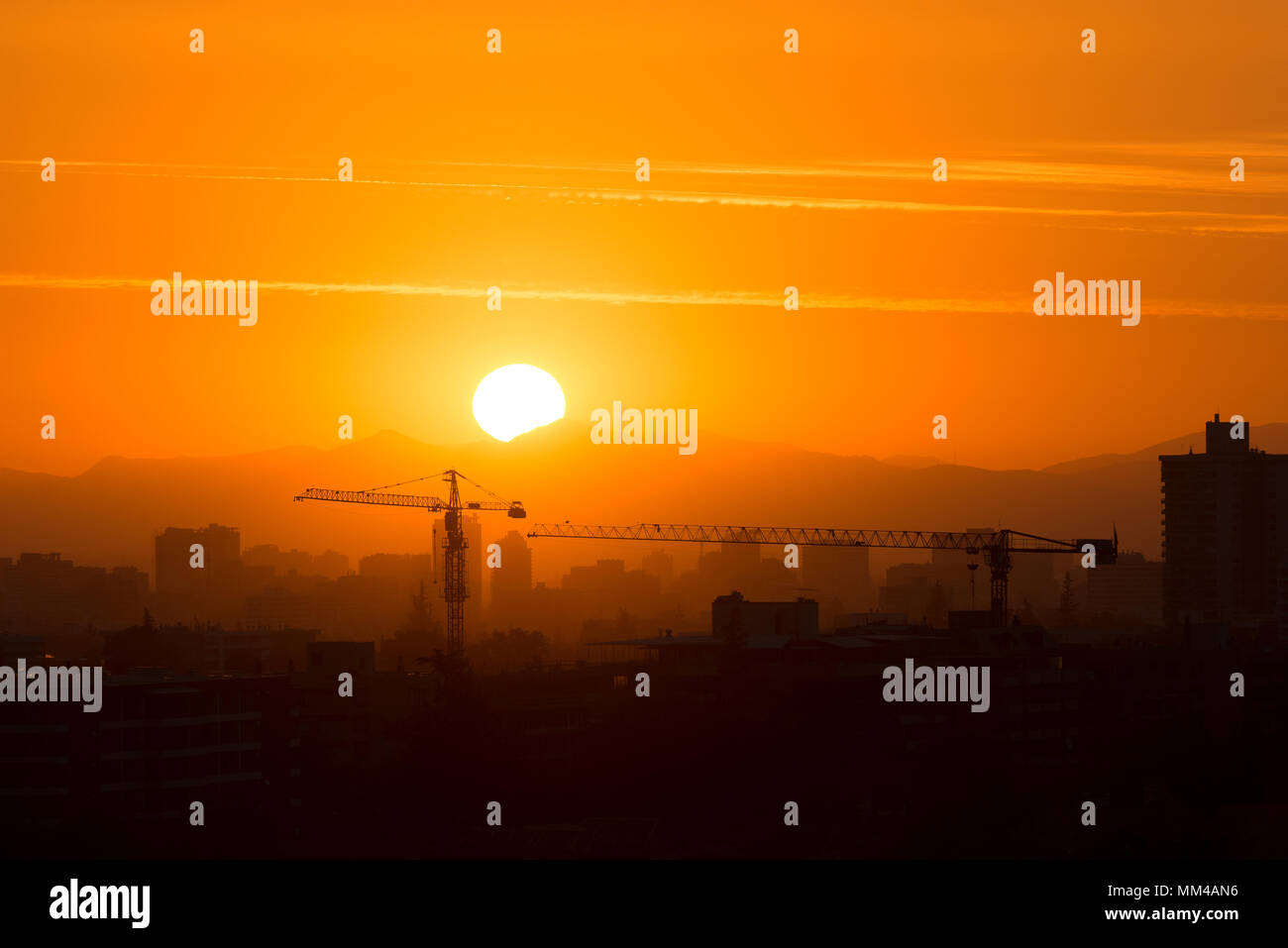 Site de construction au coucher du soleil dans le quartier de Las Condes à Santiago de Chile Banque D'Images