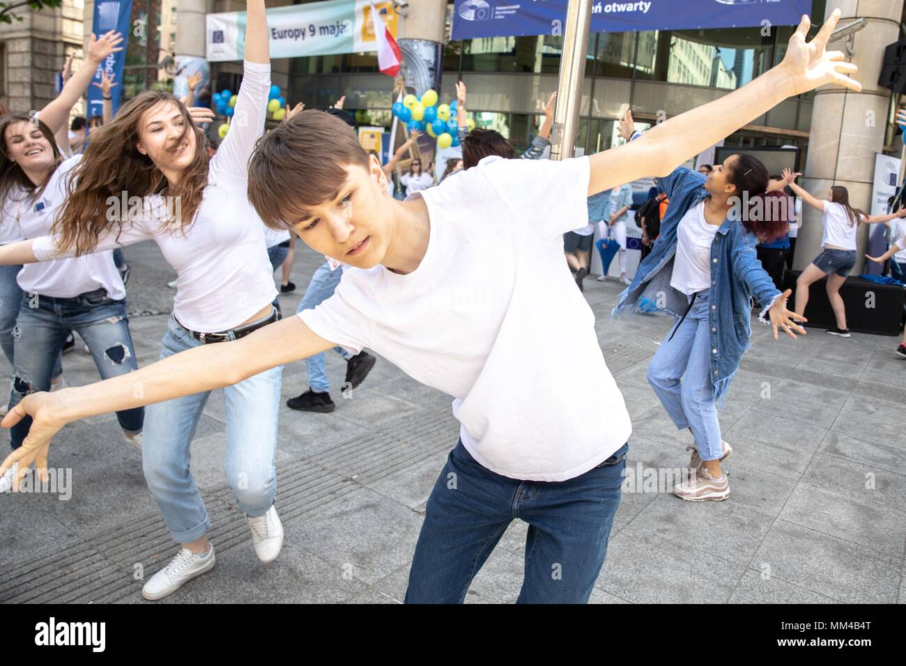 Les gens participent à la danse flash mob appelée # Ode2Joy Challenge organisé dans le cadre de la célébration de la Journée de l'Europe le 9 mai 2018, en face de la se Banque D'Images