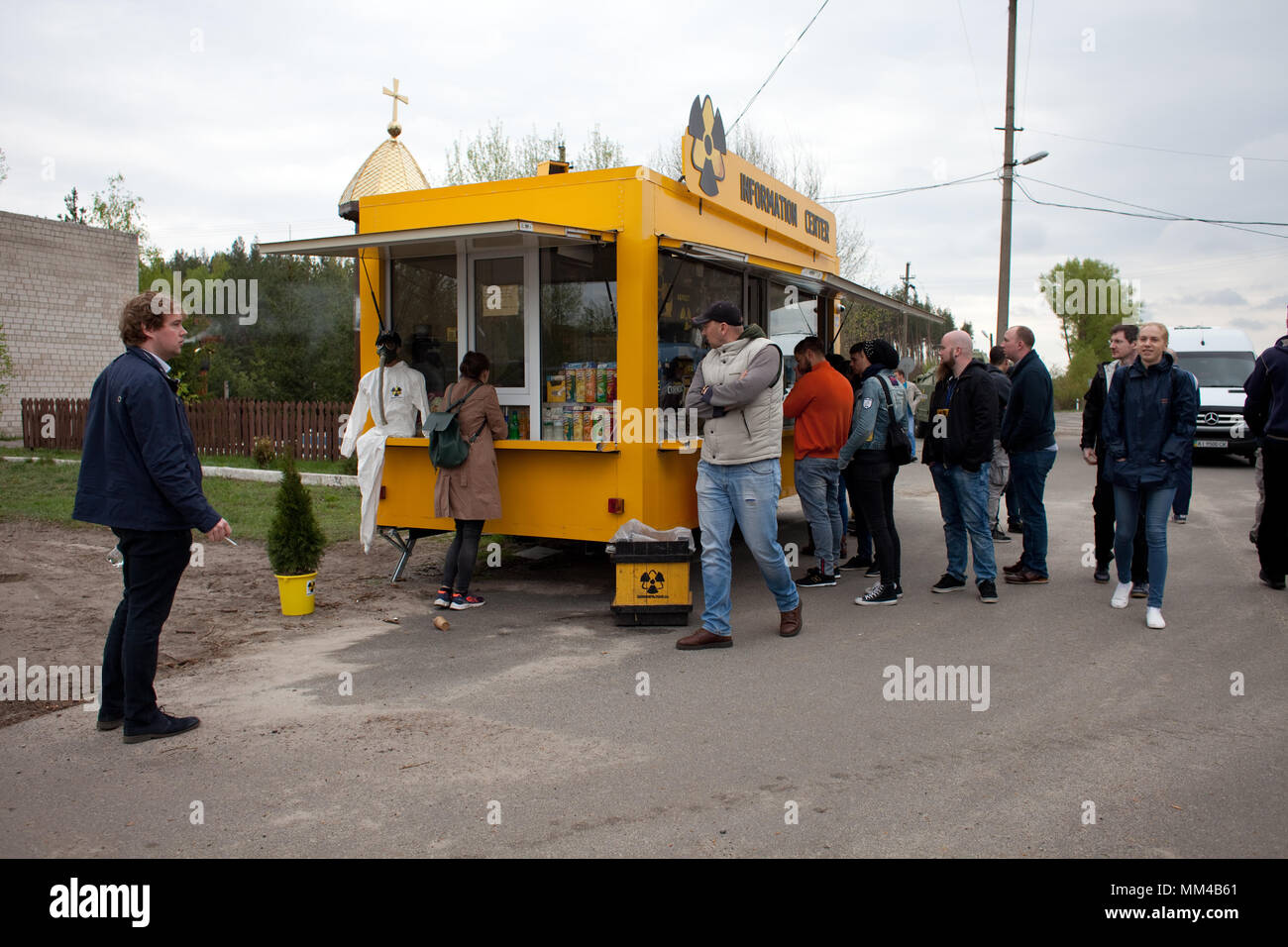 Les visiteurs à l'entrée de contrôle Zone d'exclusion de Tchernobyl, l'Ukraine Banque D'Images