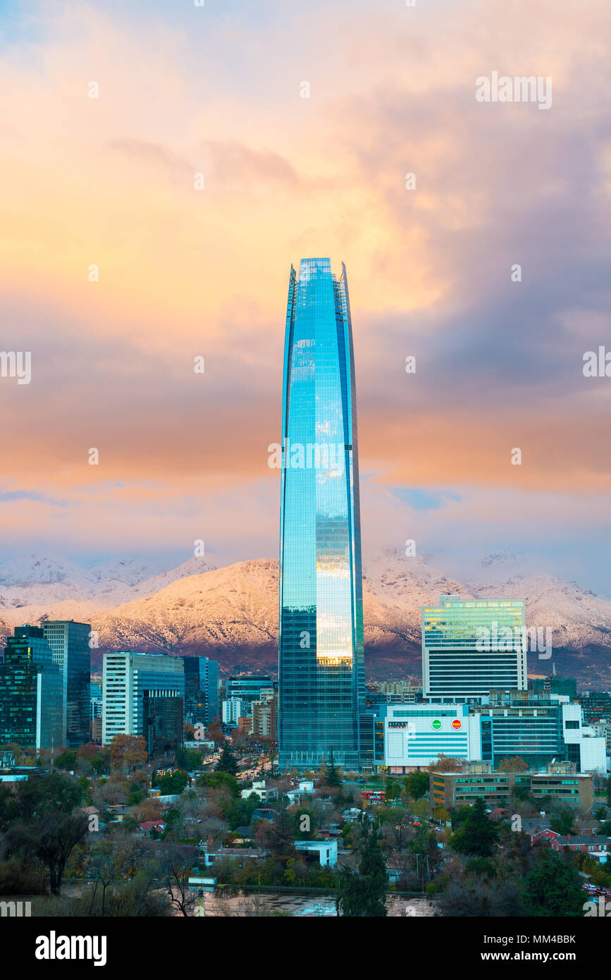 Santiago de Chili, Costanera Center skyscraper soulever au-dessus de l'horizon avec le quartier financier de Los Andes, à l'arrière. Banque D'Images