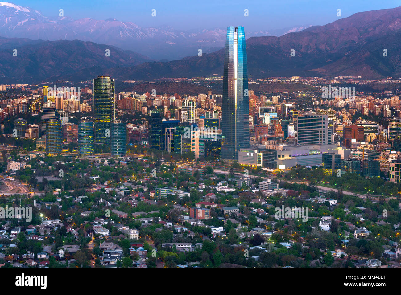 Vue panoramique de Santiago du Chili avec gratte-ciel Costanera Center Banque D'Images