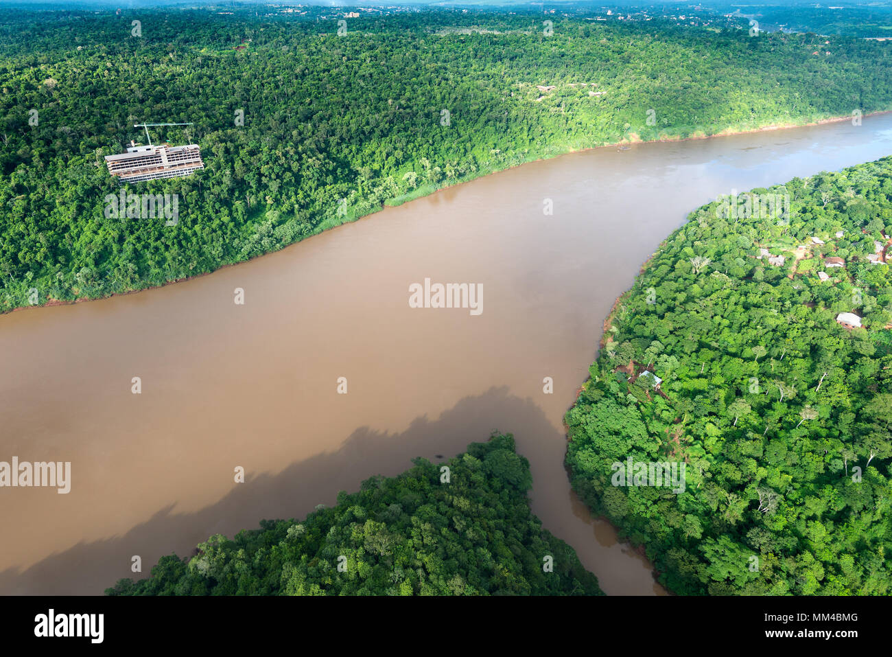Vue aérienne de la rivière Iguazu à la frontière du Brésil et de l'Argentine et Tamandua River Banque D'Images