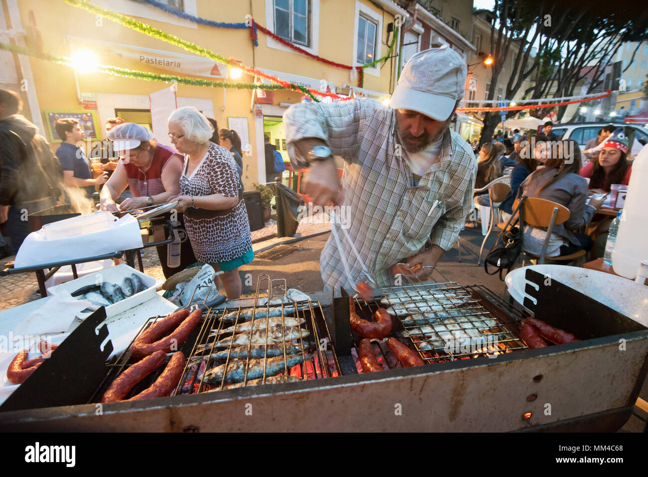 Sardines grillées à la populaire Santo António festivités à Alfama. Lisbonne, Portugal Banque D'Images