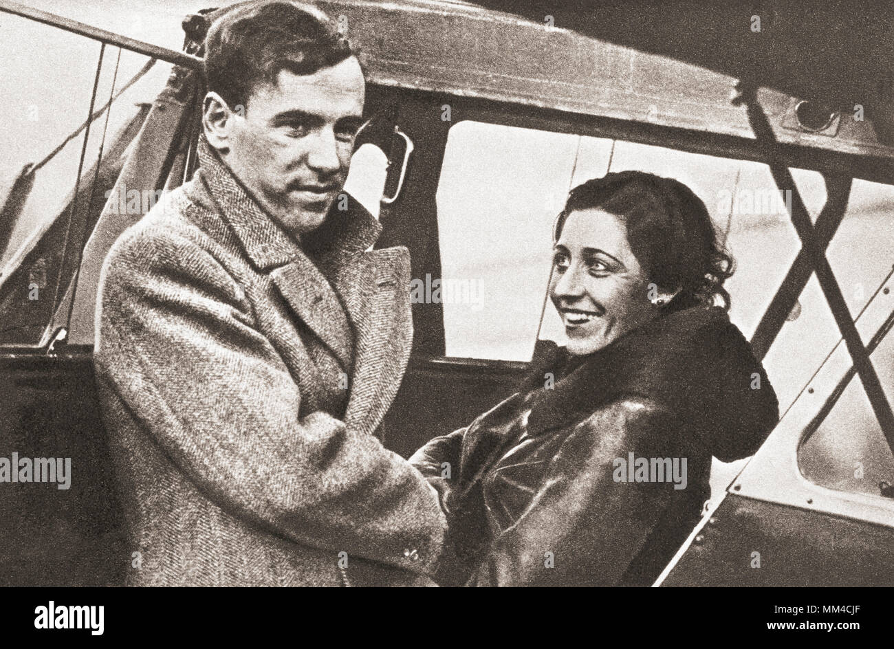 Amy Johnson dit adieu à son mari, Jim Mollison, avant de décoller sur sa tentative d'établir un nouveau record au Cap en 1932. Amy Johnson, 1903 - 1941. Anglais pionnier aviateur qui a été la première femme pilote à voler seul de la Grande-Bretagne à l'Australie. À partir de la cérémonie du siècle, publié 1934 Banque D'Images