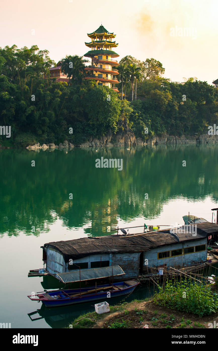 Incroyable coucher du soleil au-dessus d'un lac dans la province de Guangxi de la Chine Banque D'Images