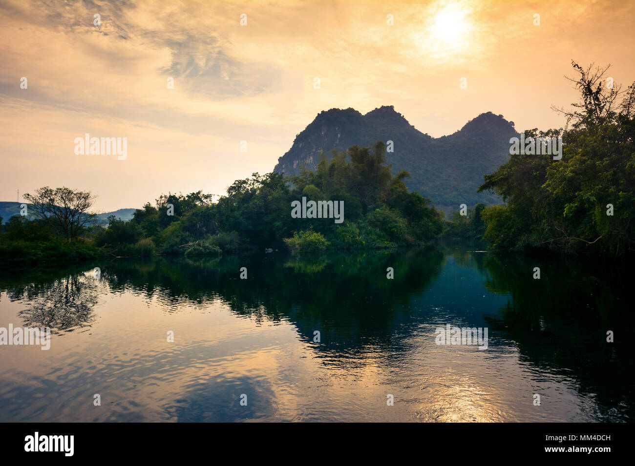 Coucher de soleil sur un lac pittoresque dans la province de Guangxi de la Chine Banque D'Images