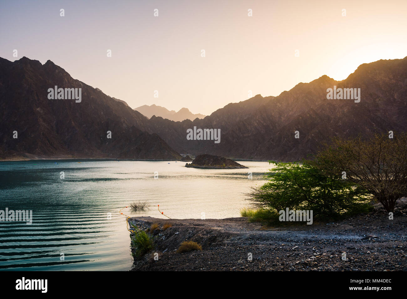 Barrage de Hatta vue sur le lac au coucher du soleil, Dubaï, Émirats Arabes Unis Banque D'Images
