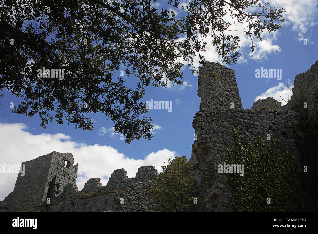 Vue sur le sud de l'effondrement des murs-rideaux crénelée du Château de Puilaurens, Aude, Languedoc-Roussillon, France Banque D'Images