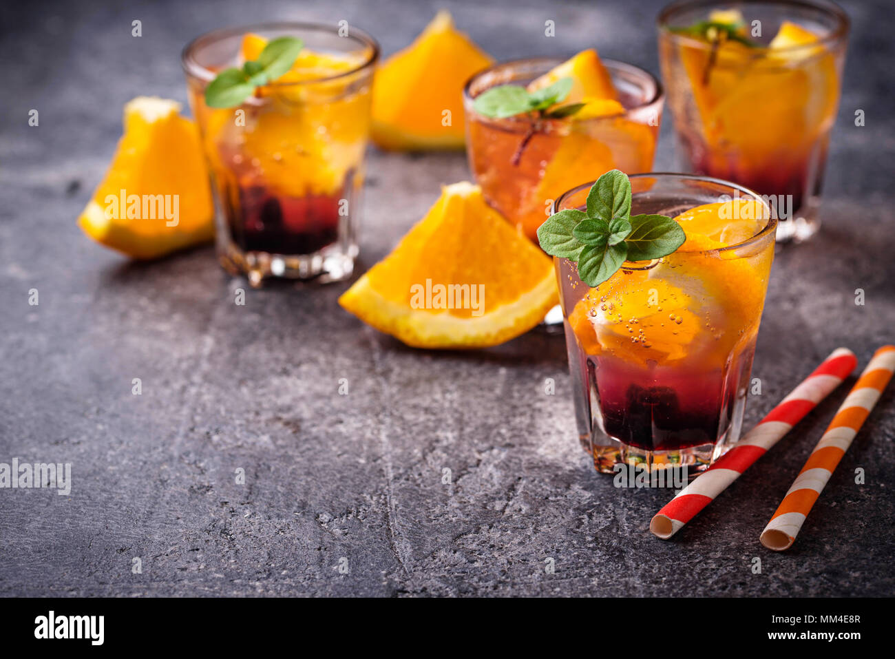 Boisson d'été à l'orange et les baies Banque D'Images