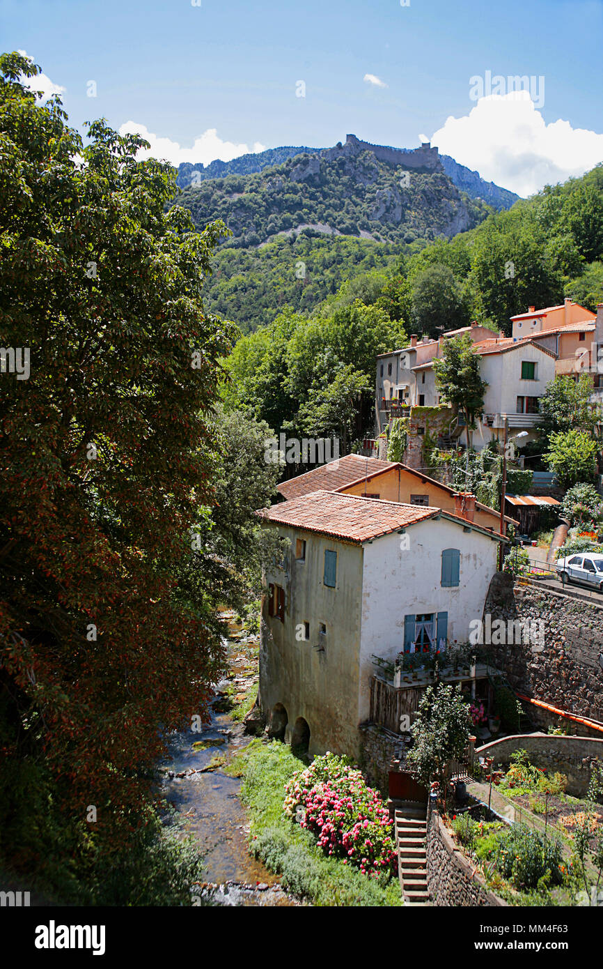 Vue lointaine du château de Puilaurens à partir du pont sur la rivière Boulzane dans le village de Lapradelle, Fenouillèdes, Aude, Occitanie, France Banque D'Images