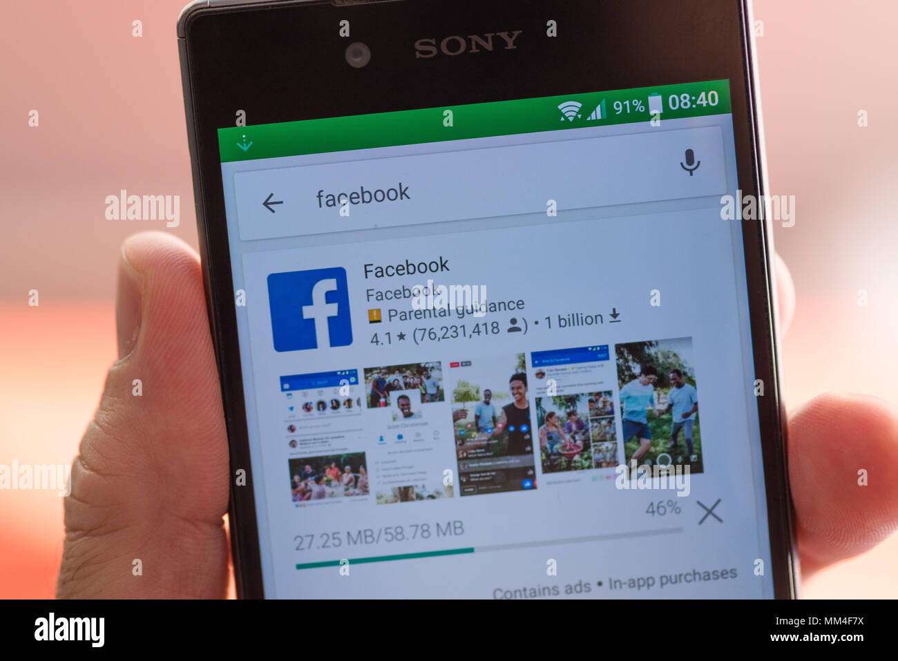 NOVI SAD, SERBIE - 8 mai 2018 : Installation d'application Facebook pour smartphones Android sur Sony Experia Z5 mobile de Google Play Store. Cette application a Banque D'Images