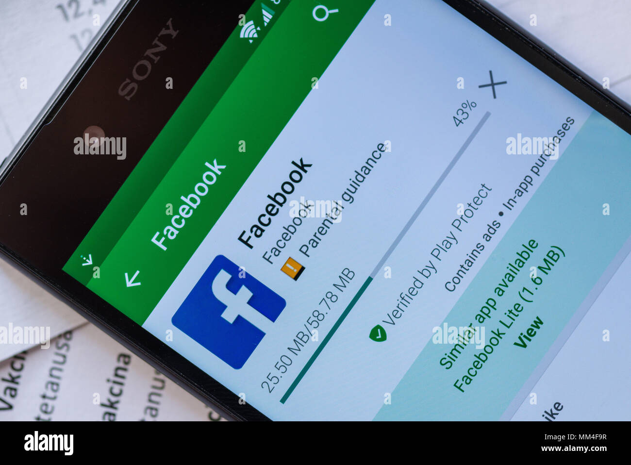 NOVI SAD, SERBIE - 8 mai 2018 : Installation d'application Facebook pour smartphones Android sur Sony Experia Z5 mobile de Google Play Store. Cette application a Banque D'Images