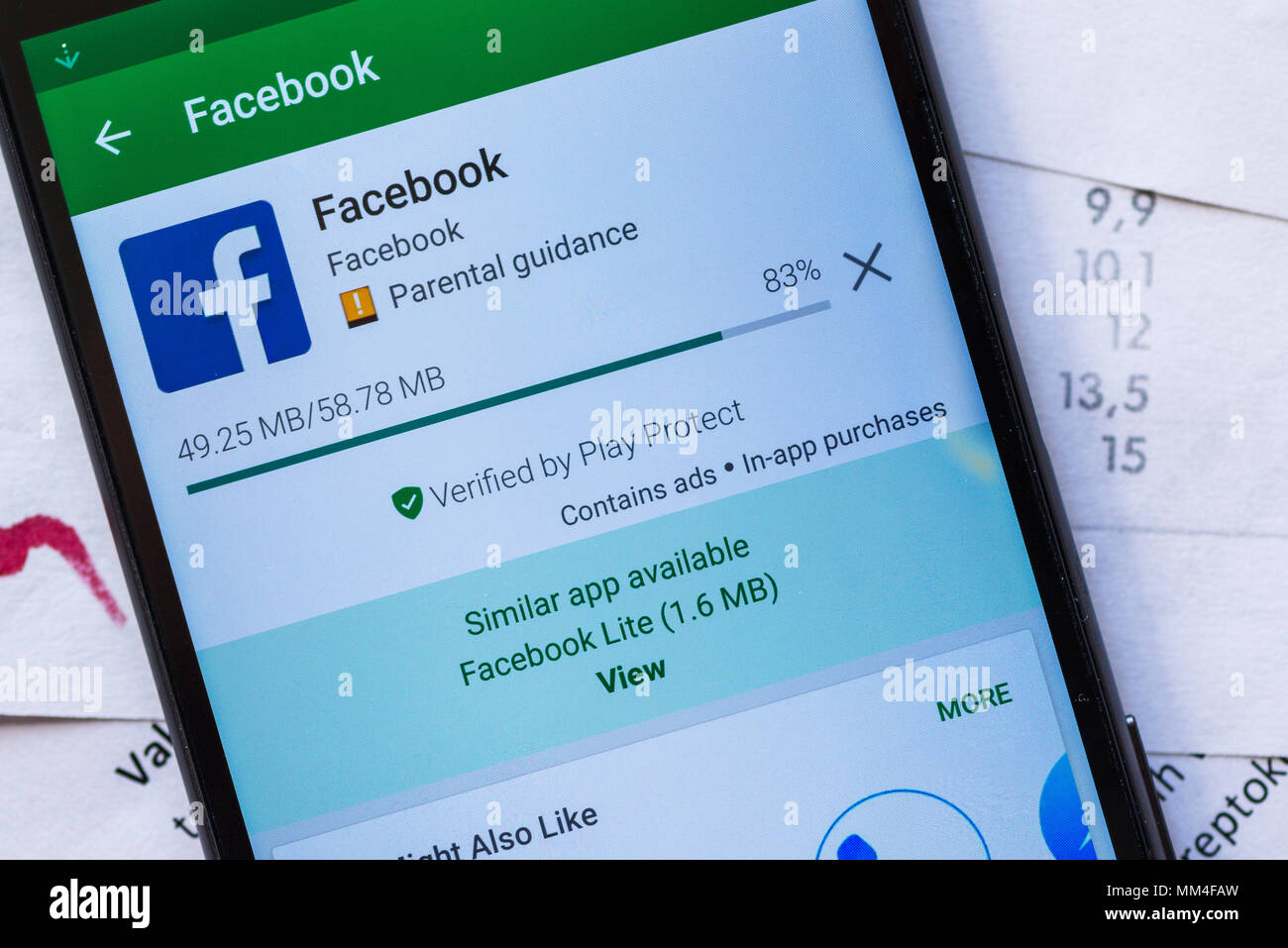 NOVI SAD, SERBIE - 8 mai 2018 : Installation d'application Facebook pour smartphones Android sur Sony Experia Z5 mobile de Google Play Store. Cette application a Banque D'Images