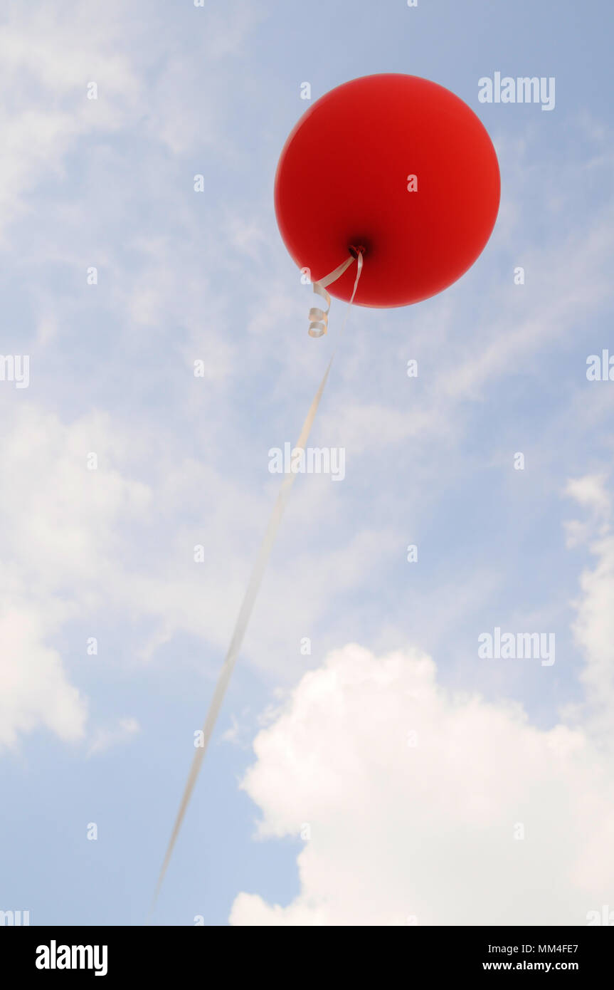 Ballon rouge sur un fond bleu clair photo stock