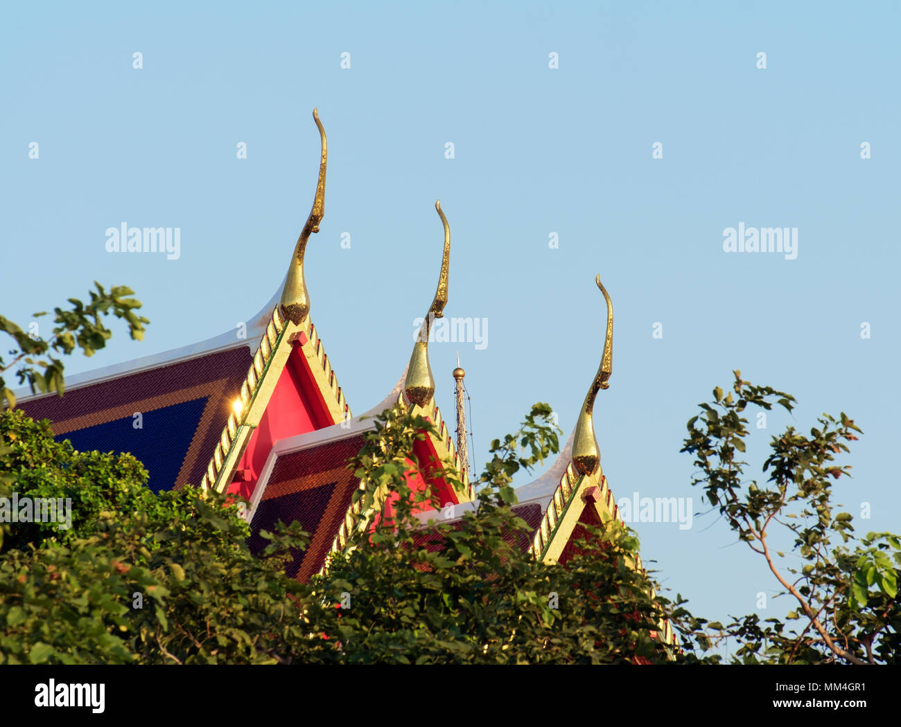 Apex pignon sur le toit de temple thaïlandais. Banque D'Images