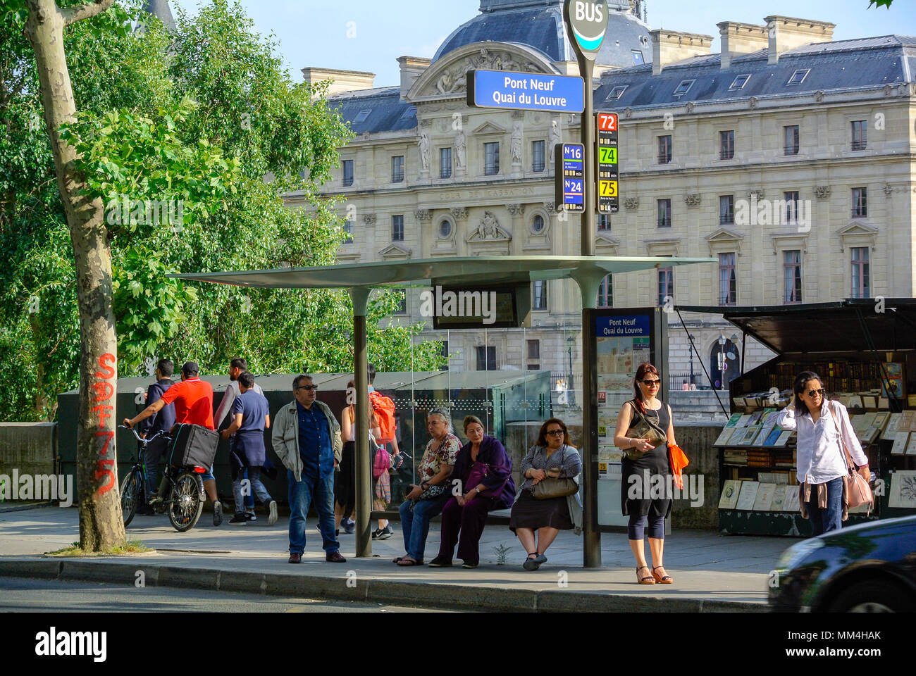Personnes à l'arrêt de bus paris Banque de photographies et d'images à  haute résolution - Alamy