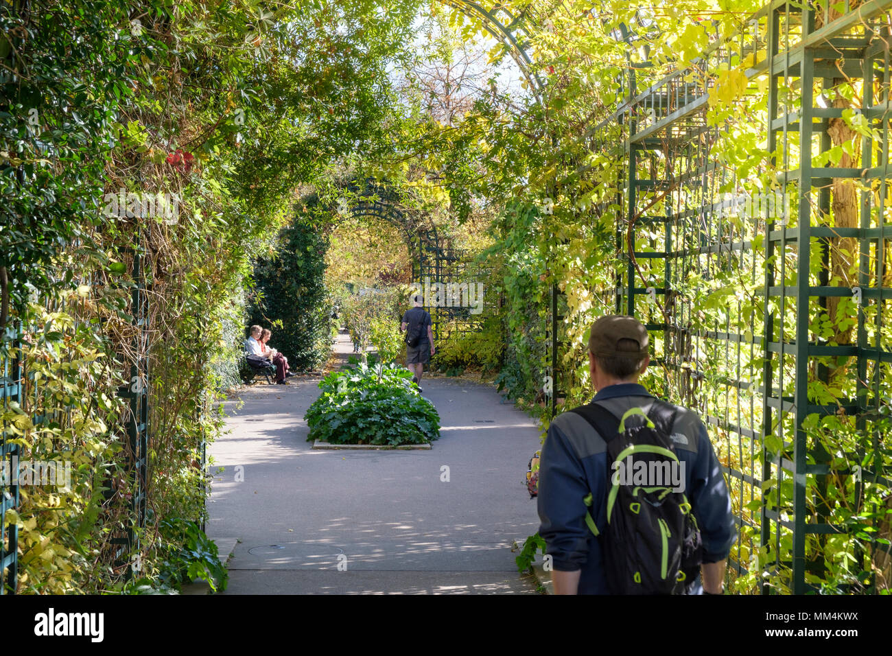 Les personnes bénéficiant de la promenade plantée ou coulée verte René-Dumont, augmentation de parc dans 12e arrondissement, Paris, France Banque D'Images