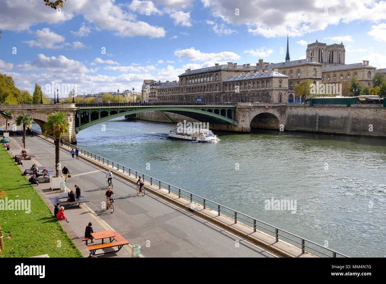 Vue aérienne de voile et Pont Notre-Dame avec voie George Pompidou, chemin piétonnier et cycliste 4ème arr, Paris, France Banque D'Images