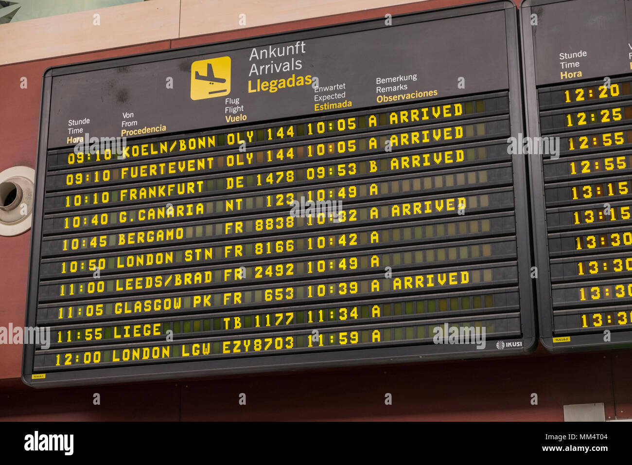 Conseil des arrivées des vols en temps annonçant l'aéroport de Tenerife Sud, îles Canaries, Espagne Banque D'Images