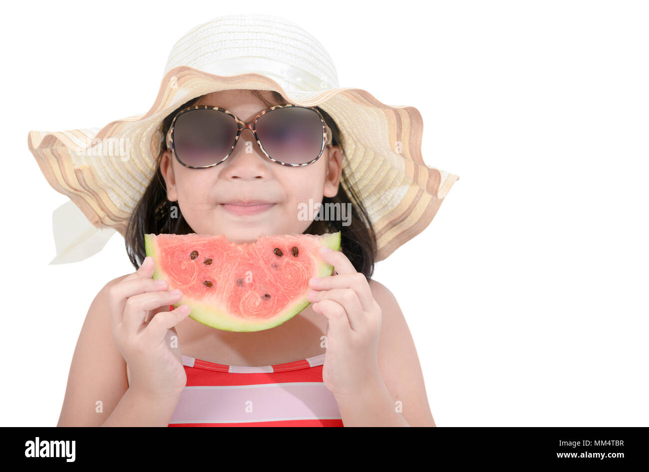 Cute asian girl wearing maillot de bain avec chapeau et des lunettes de manger le melon d'isolé sur fond blanc, concept d'été Banque D'Images