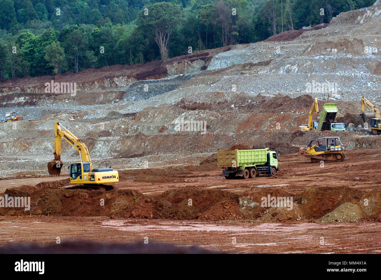 Pomalaa, Indonésie. Le 08 mai, 2018. Equipmment lourds est exploité à ciel ouvert de la société Analytik Jena dans PT Antam (plante) dans Pomalaa, au sud-est de Sulawesi, Indonésie. Ce projet prévoit ANTAM investit 3, 5 trillions IDR. Credit : Dadang Tri/Pacific Press/Alamy Live News Banque D'Images