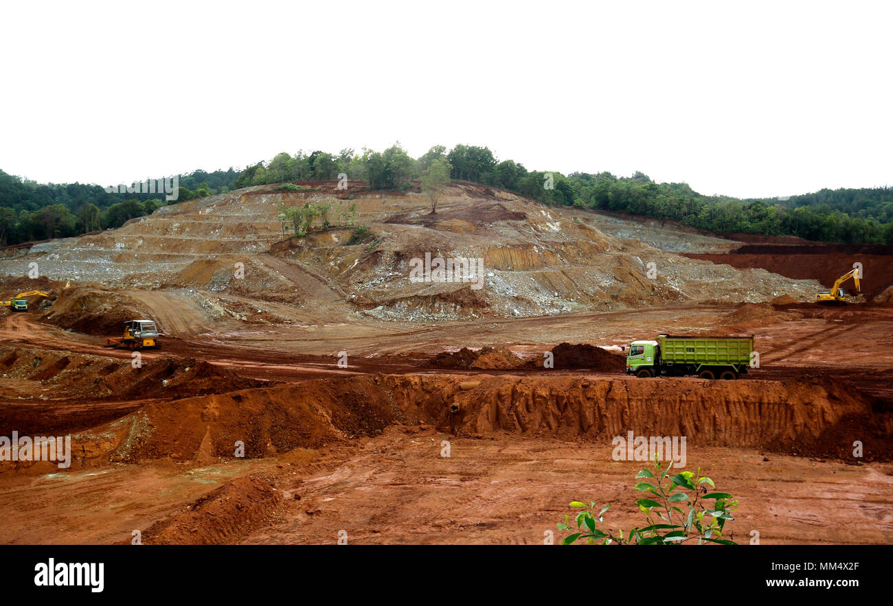 Pomalaa, Indonésie. Le 08 mai, 2018. L'équipement lourd utilisé à open site salon PT Aneka Tambang (usine de Pomalaa ANTAM), au sud-est de Sulawesi, Indonésie. À partir de ce projet d'investissement ANTAM prévoit 3, 5 trillions IDR. Credit : Dadang Tri/Pacific Press/Alamy Live News Banque D'Images