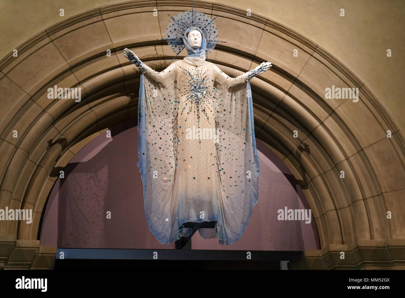 Une robe de soirée par Thierry Mugler dans l'exposition "corps célestes : mode et l'Imagination catholique" au Metropolitan Museum of Art, New York. Banque D'Images