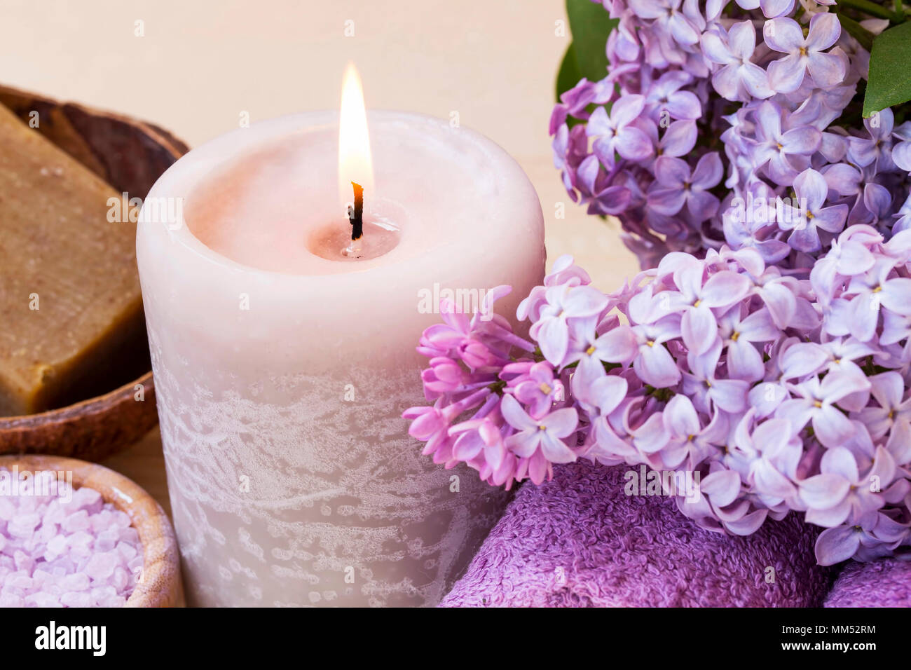 Fleurs lilas avec bougie Spa, wellness et spa concept avec bougie parfumée,  calme scène tranquille Photo Stock - Alamy