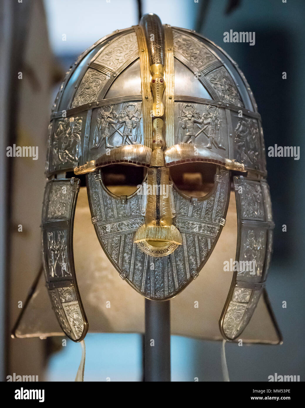 Londres. L'Angleterre. British Museum. Une réplique de la casque de Sutton Hoo faites par le Royal Armouries. Le navire de Sutton Hoo enterrement à Suffolk, Angleterre, exca Banque D'Images
